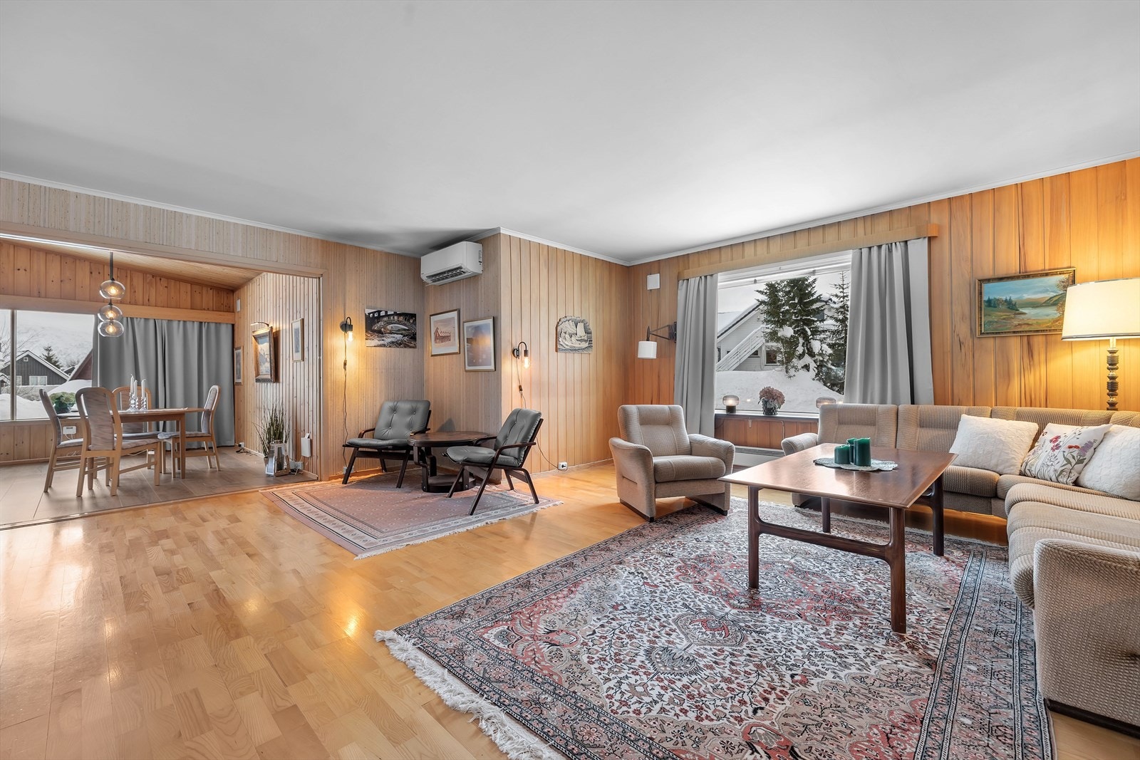 Stor stue med tilbygg mot nord. Galleribilde