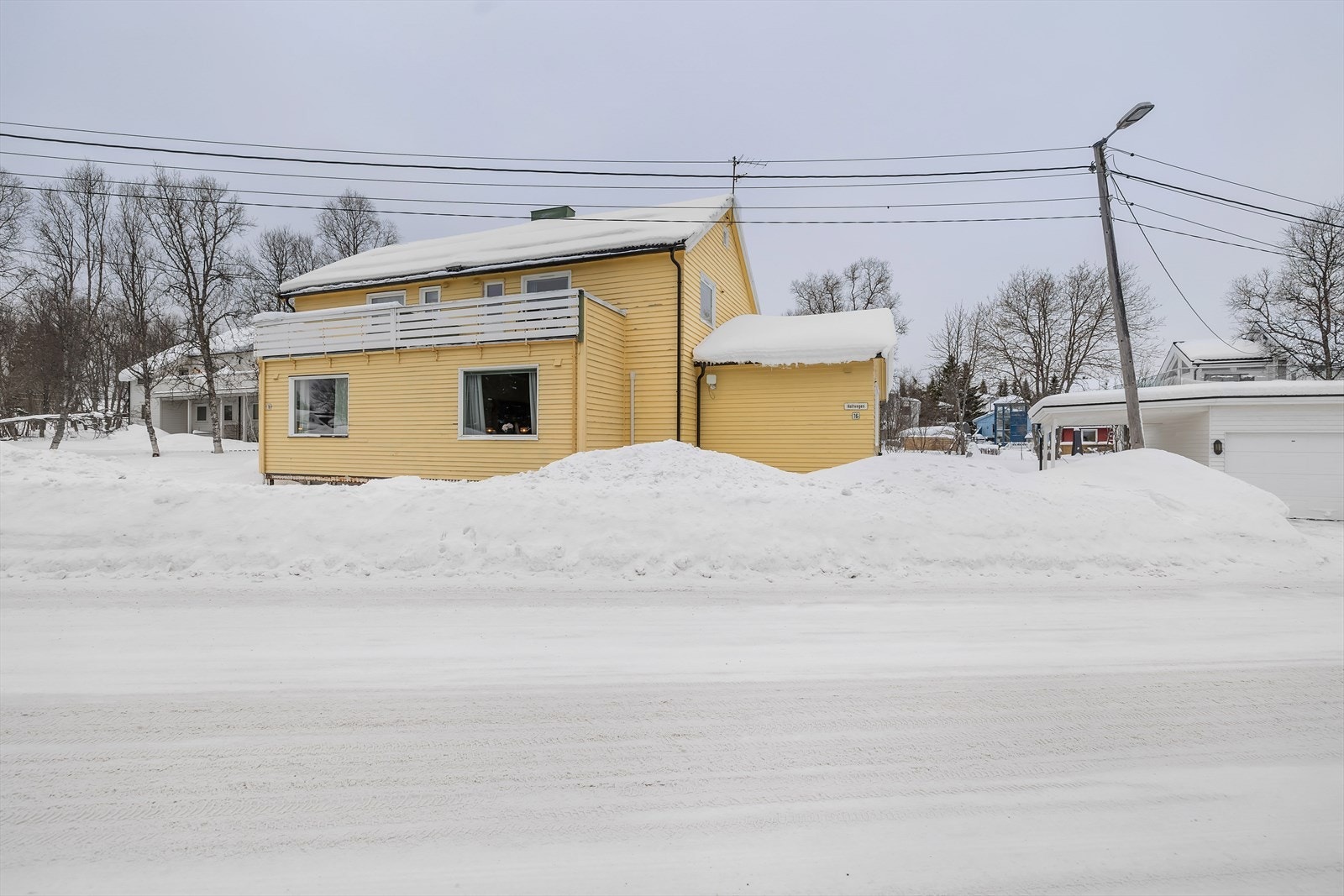 Garasje og carport som tilhører boligen. Galleribilde
