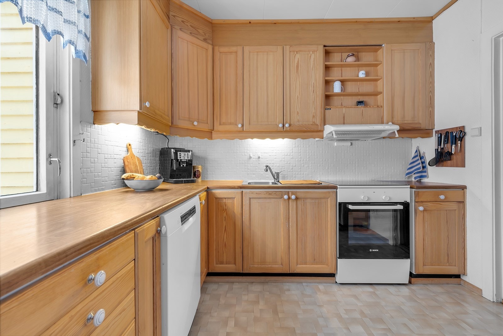 God benkeplass og rikelig med skap. Galleribilde