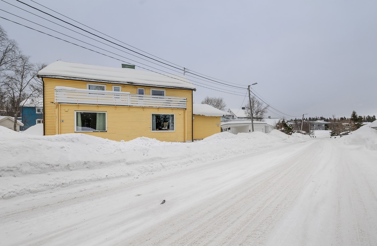 Holtvegen med Sommerlyst skole i enden av vegen. Galleribilde