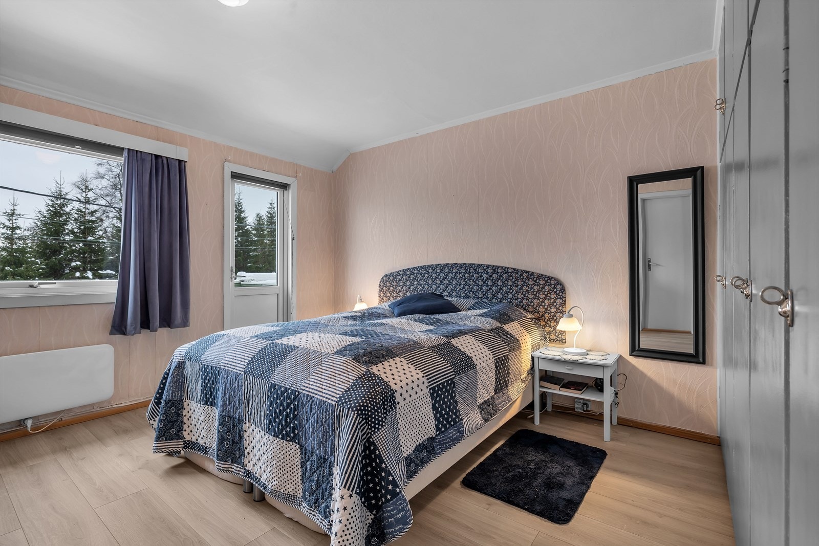 Hovedsoverom med utgang til veranda. Galleribilde