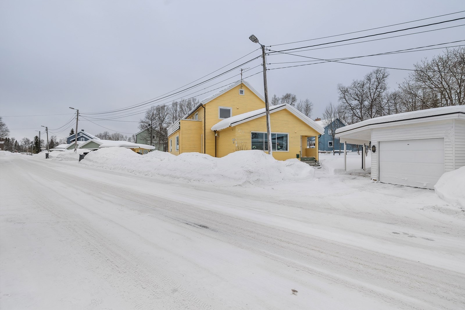 Velkommen til Elverhøy og Holtvegen 16 - 1/2-part av tomannsbolig med garasje i sentralt og attraktivt område. Galleribilde