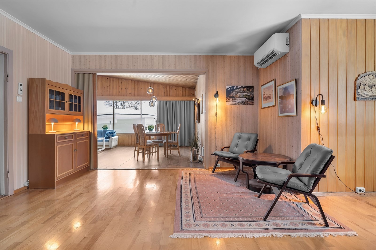 Svært romslig hovedetasje etter at stuen var utvidet med tilbygg. Galleribilde