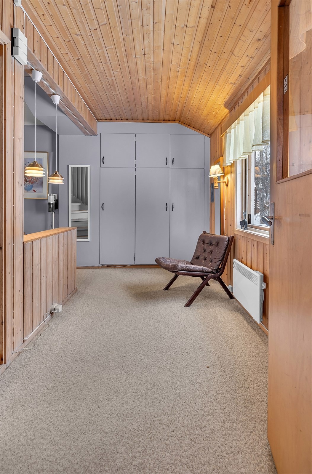 Entré med plassbygd garderobe. Galleribilde