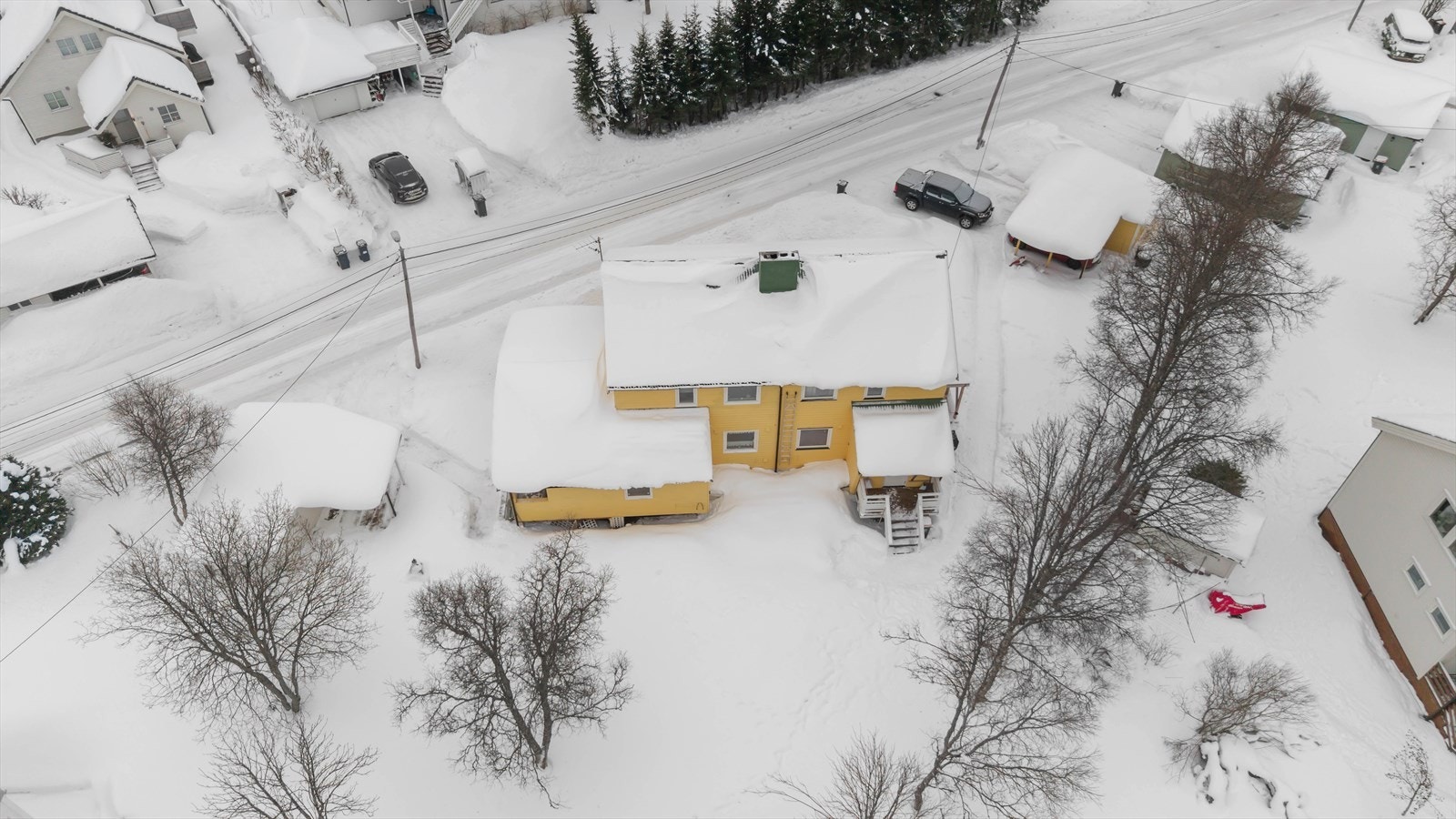 Boligen har stor skjermet tomt på baksiden av huset. Galleribilde