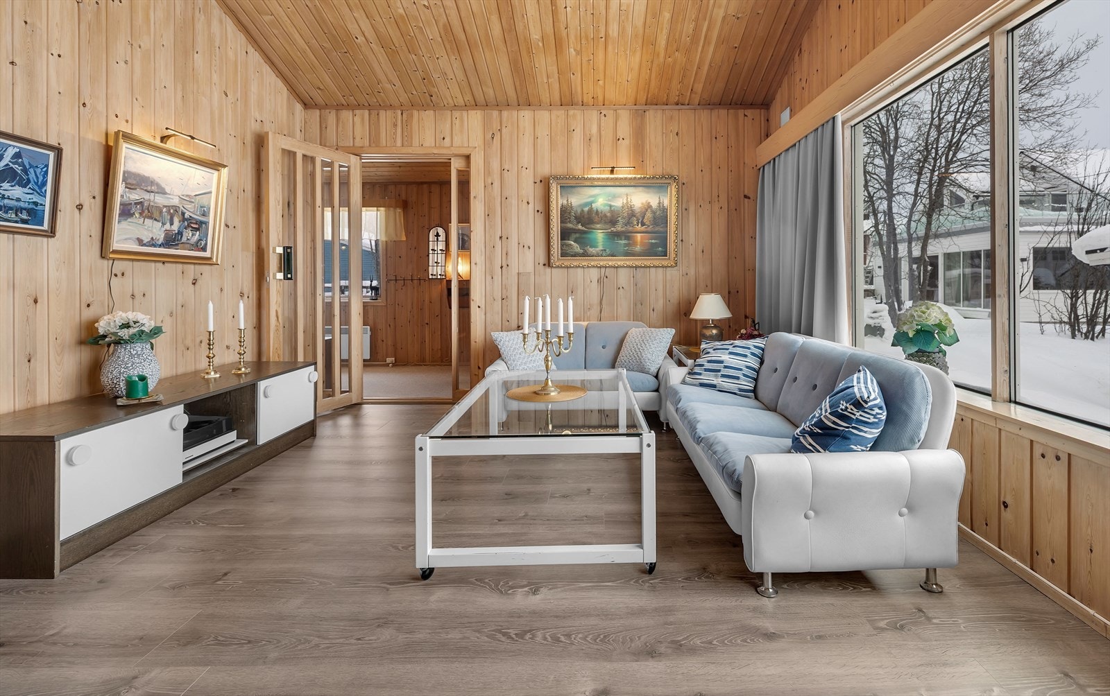 Store vinduer med godt lysinnslipp. Galleribilde