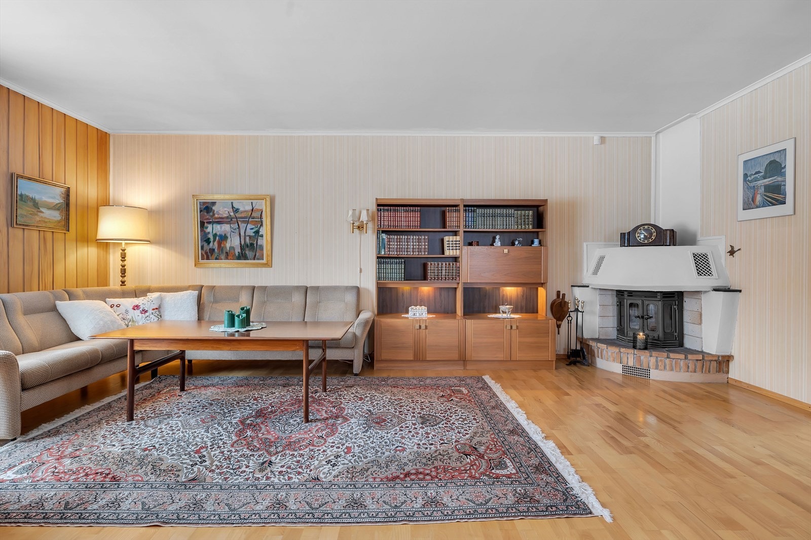 God plass til møblering og hjørnepeis med innsats. Galleribilde