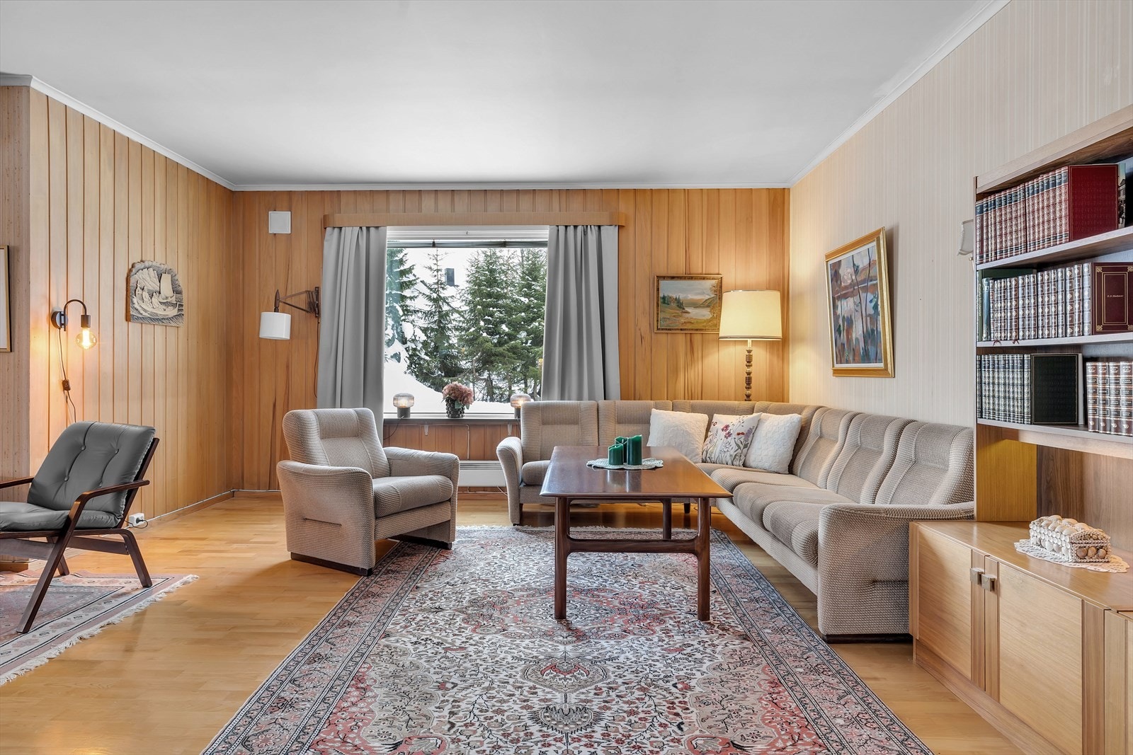 Stort vindu mot Holtvegen. Galleribilde