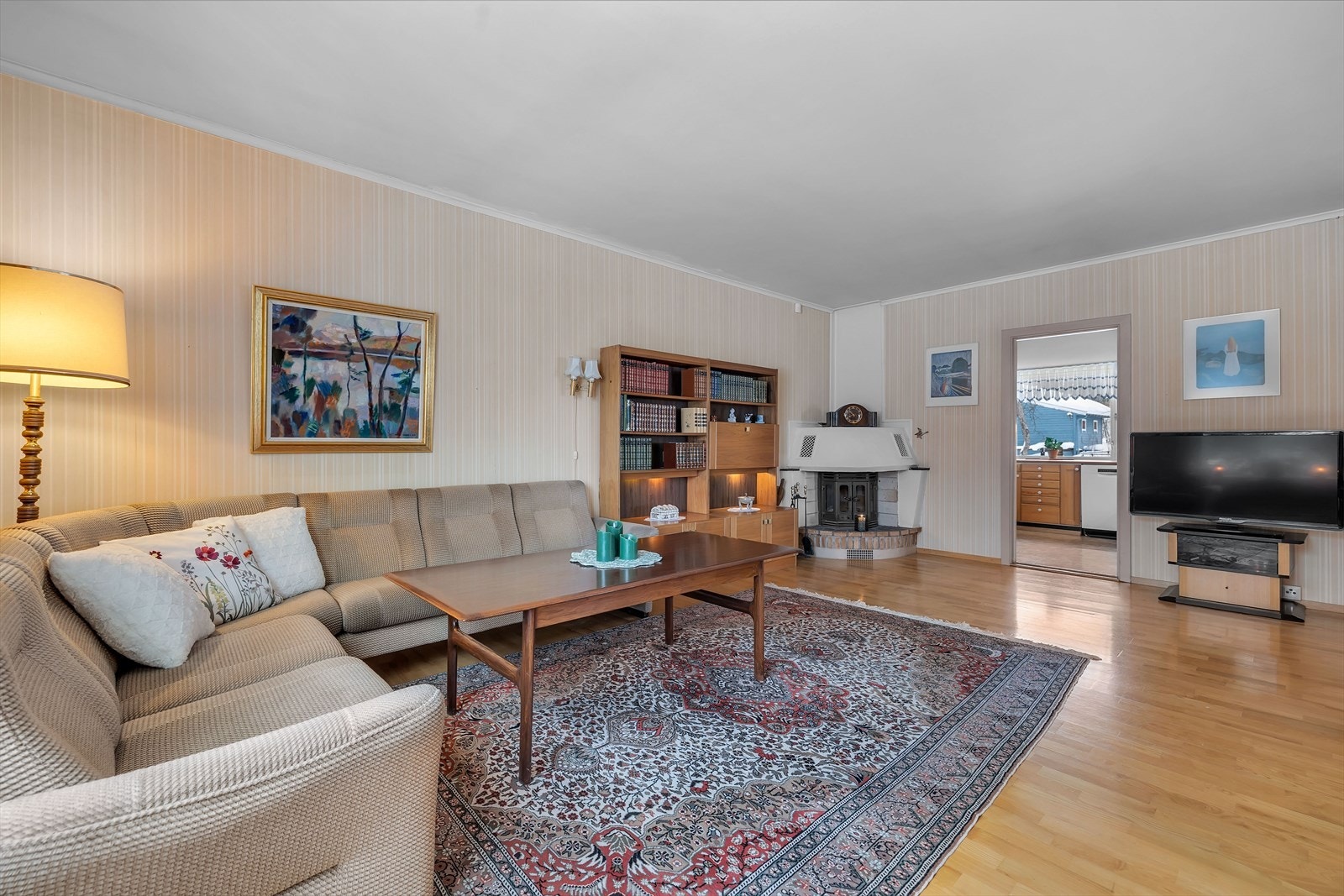 Inngang til kjøkkenet fra stuen. Galleribilde