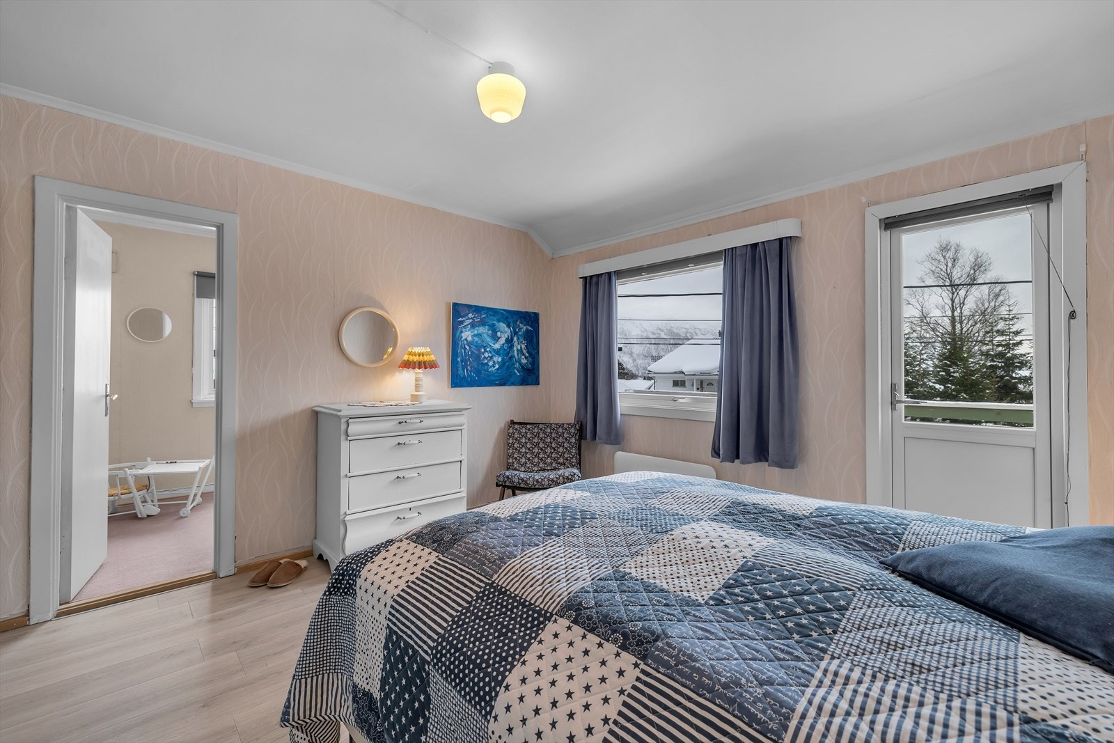 Soverommet har dør til tilstøtende rom. Galleribilde