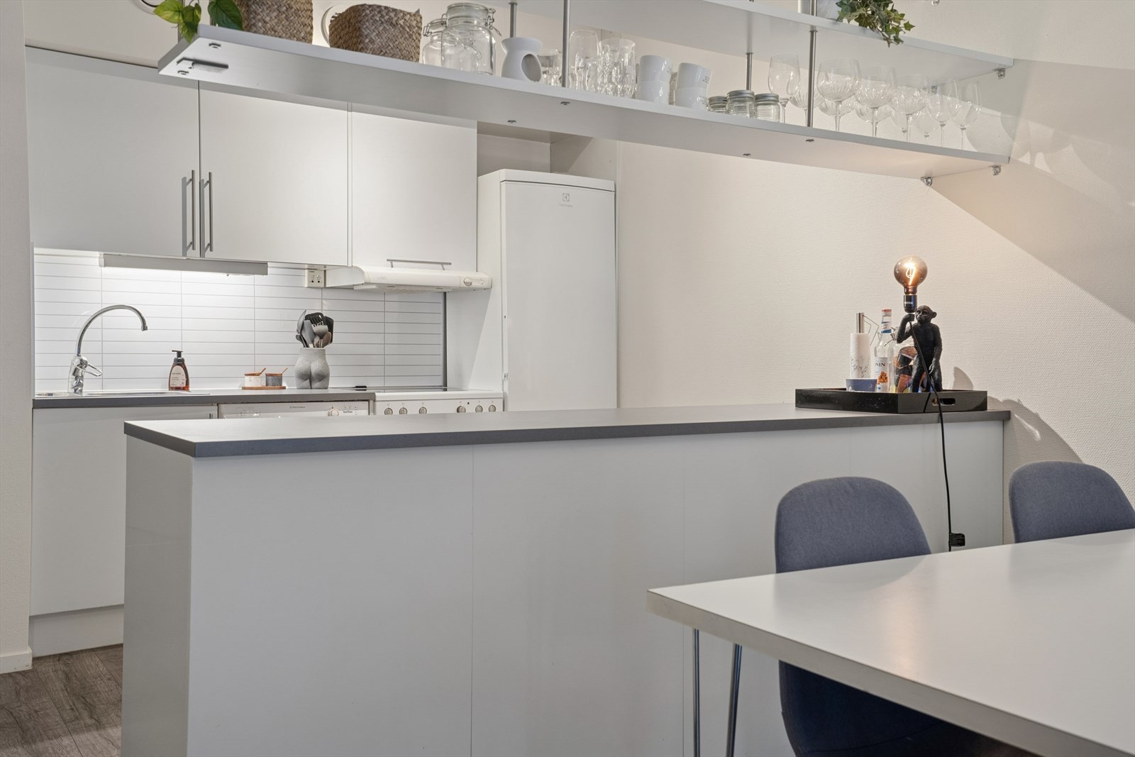 Et lyst og tidløst kjøkken. Galleribilde