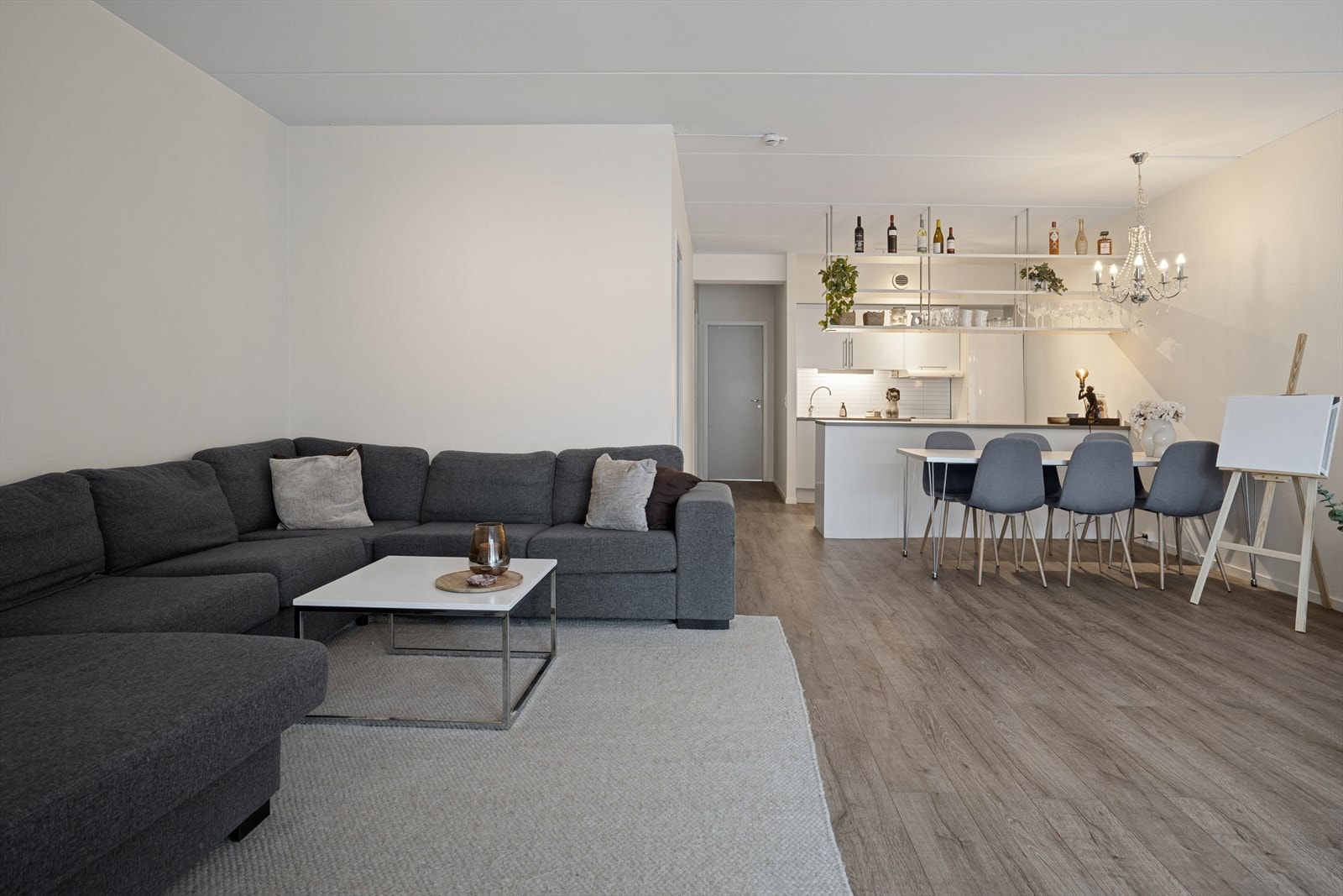 Leiligheten har balansert ventilasjon og vannbåren varme via radiatorer. Galleribilde