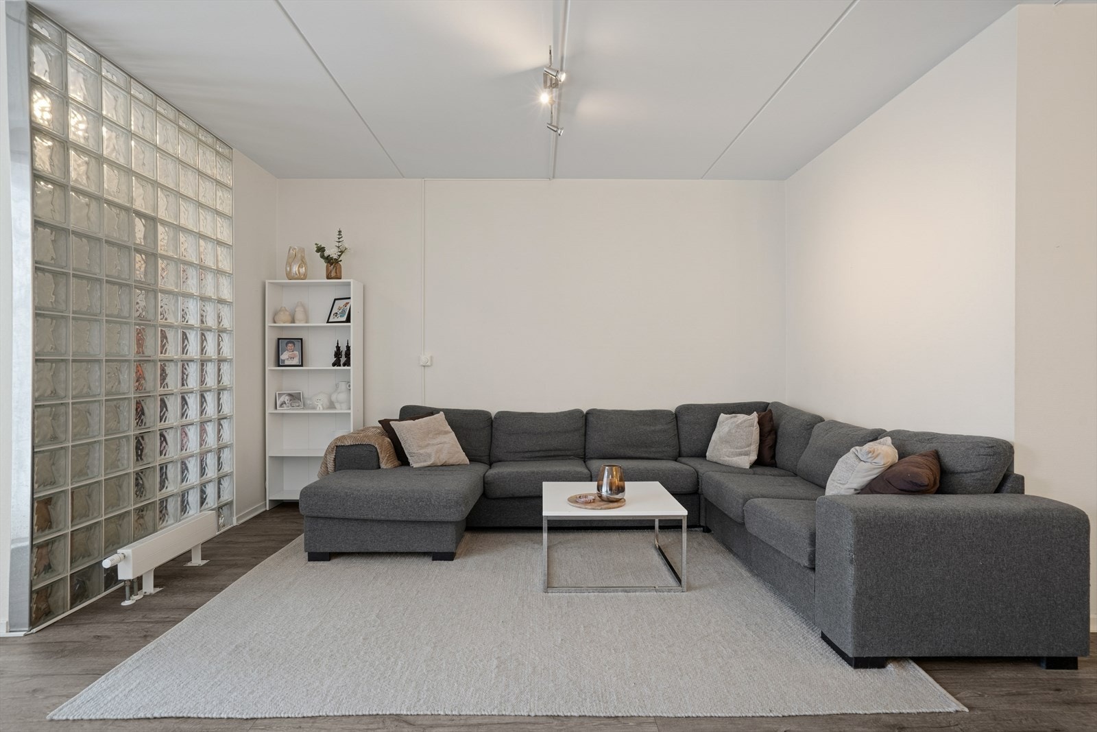 Stuen er romslig og gir fleksible møbleringsmuligheter for både sofagruppe og mediamøbler. Galleribilde