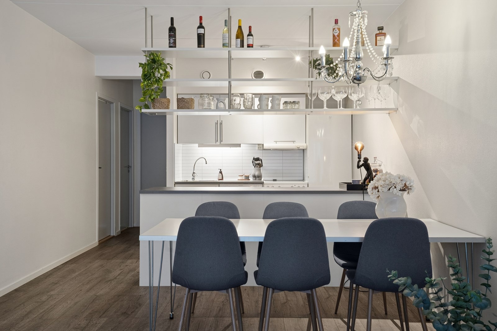 Den sosiale sonen mellom stue og kjøkken gir god plass til en egen spisegruppe. Galleribilde