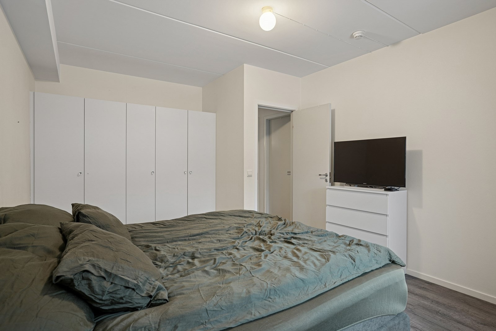 Hovedsoverommet har god plass til dobbeltseng og garderobeskap. Galleribilde