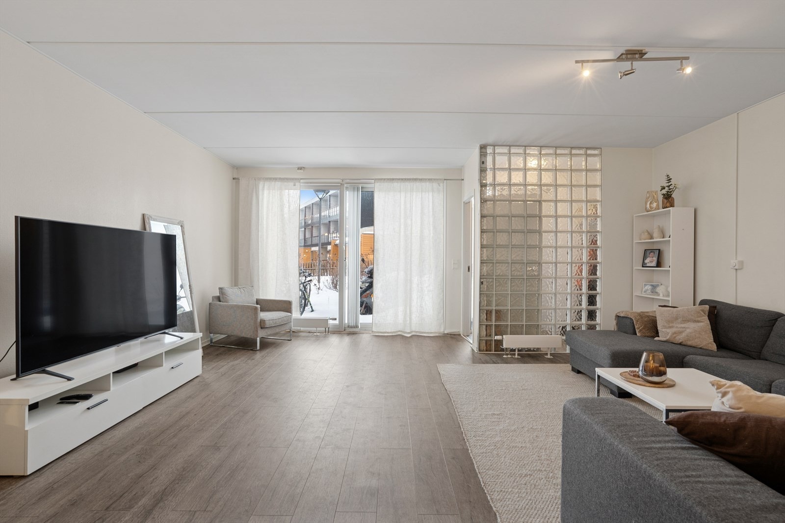 Leiligheten kan skilte med en åpne stue- og kjøkkenløsningen. Galleribilde