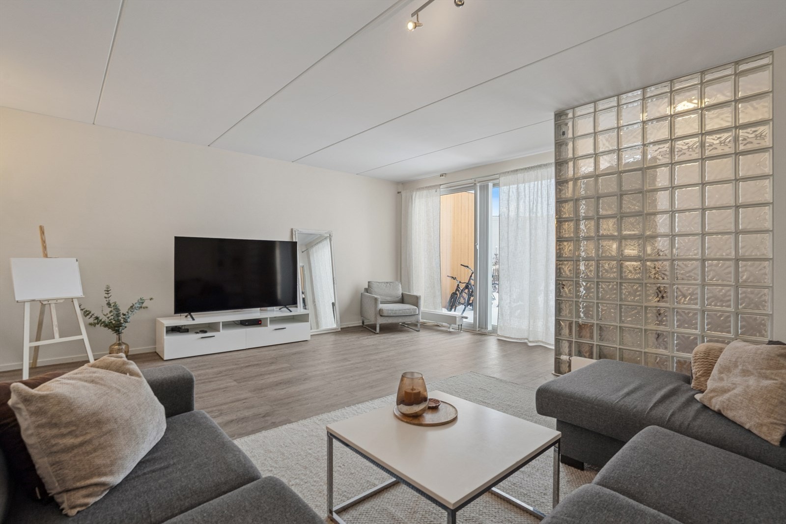 De store vindusflatene gir godt med naturlig lys inn i oppholdsrommet. Galleribilde