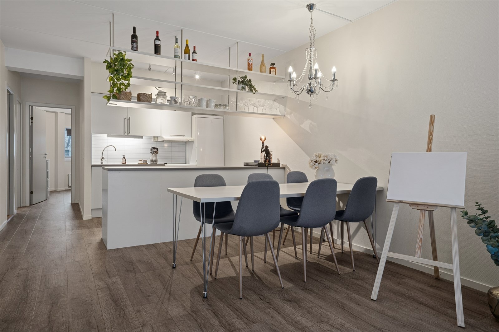 Den åpne løsningen er ideell for å kombinere matlaging med sosialt samvær. Galleribilde