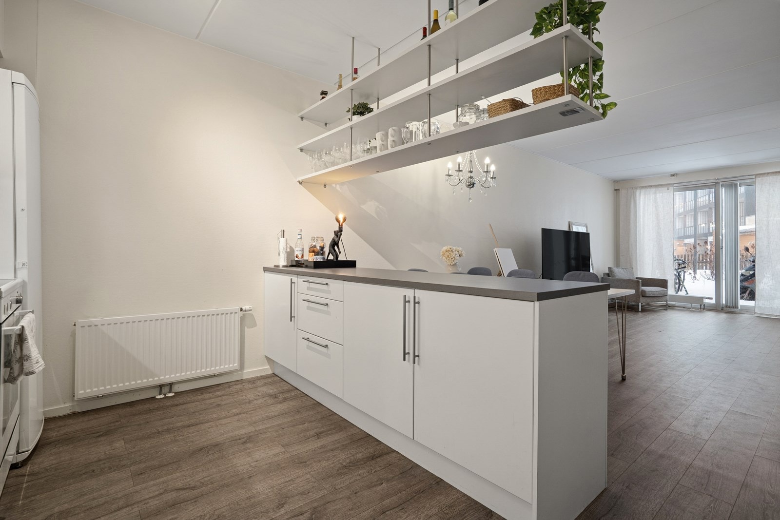 Kjøkkenhalvøya gir ekstra benkeplass og fungerer som et naturlig skille mot stuen. Galleribilde