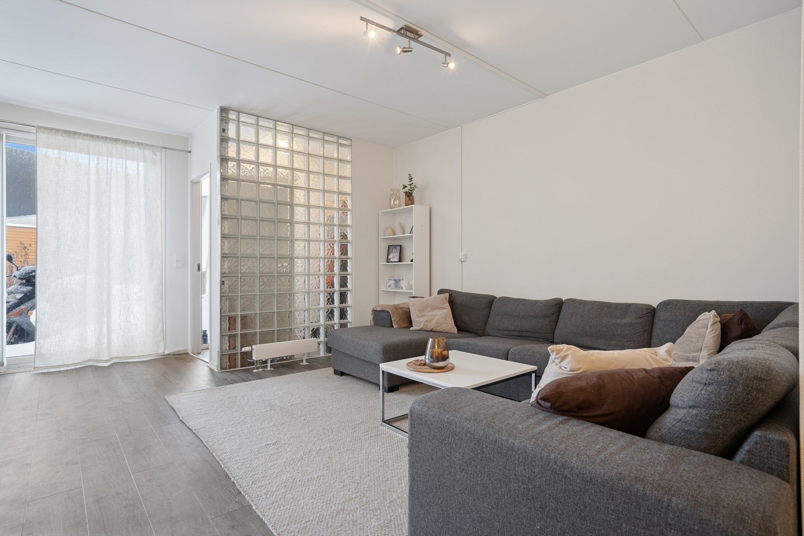 Glassbyggersteinen ved inngangen slipper inn lys samtidig som den skjermer for innsyn. Galleribilde