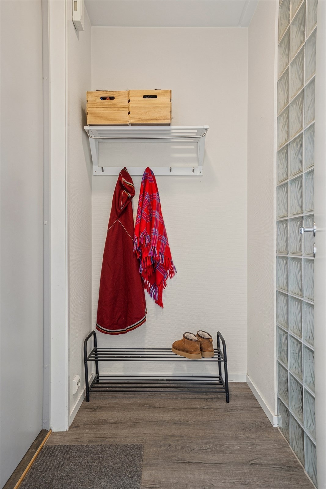 Inngangspartiet har direkte adkomst fra bakkeplan. Galleribilde