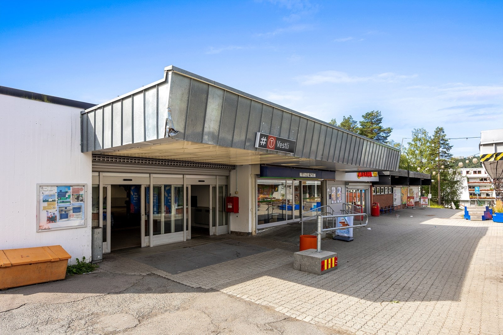 Vestli T-banestasjon ligger kun 6 minutters spasertur unna, og her ifra kan man reise til Oslo sentrum på under en halvtime. Galleribilde