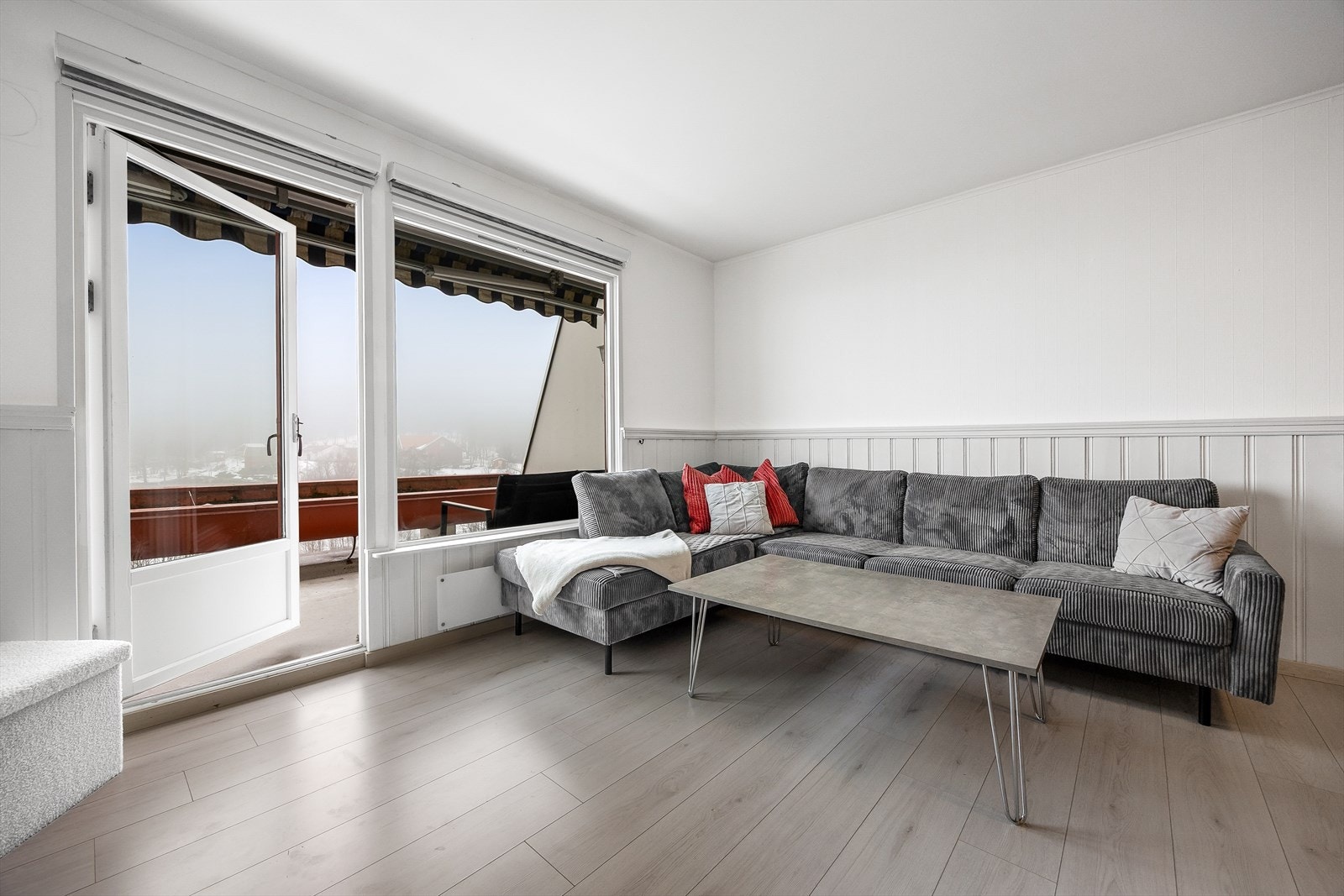 Leiligheten har store vindusflater som slipper rikelig med dagslys inn. Galleribilde