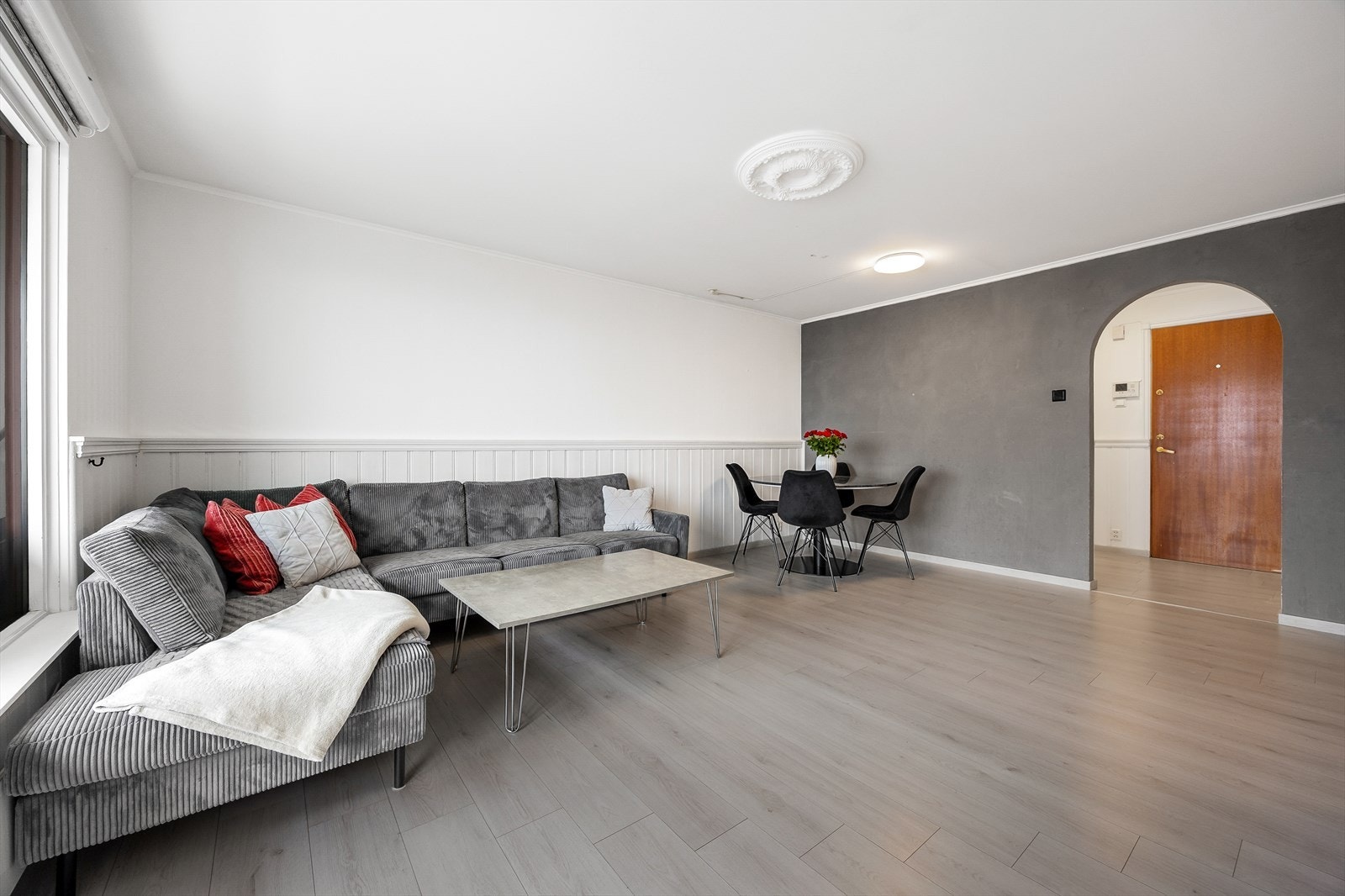 Det gjennomgående laminatgulvet binder de sosiale sonene naturlig sammen. Galleribilde