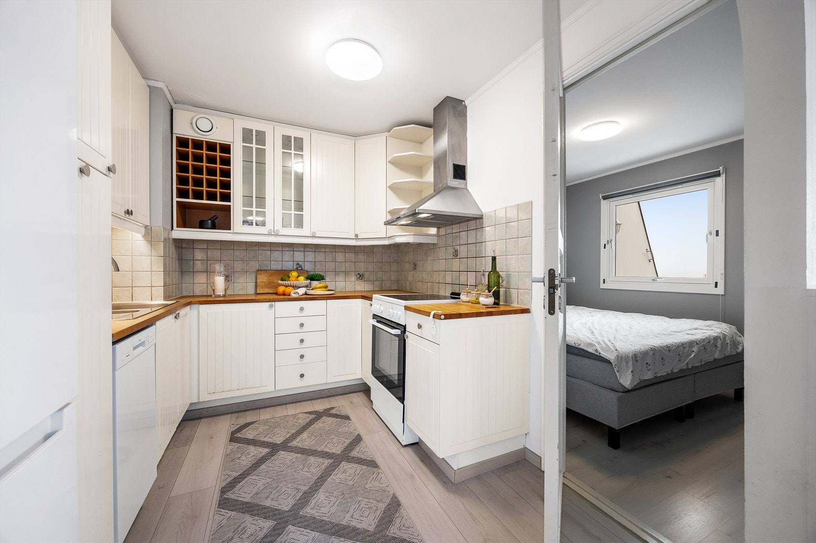 Kjøkkeninnredningen byr på god skap- og benkeplass. Galleribilde