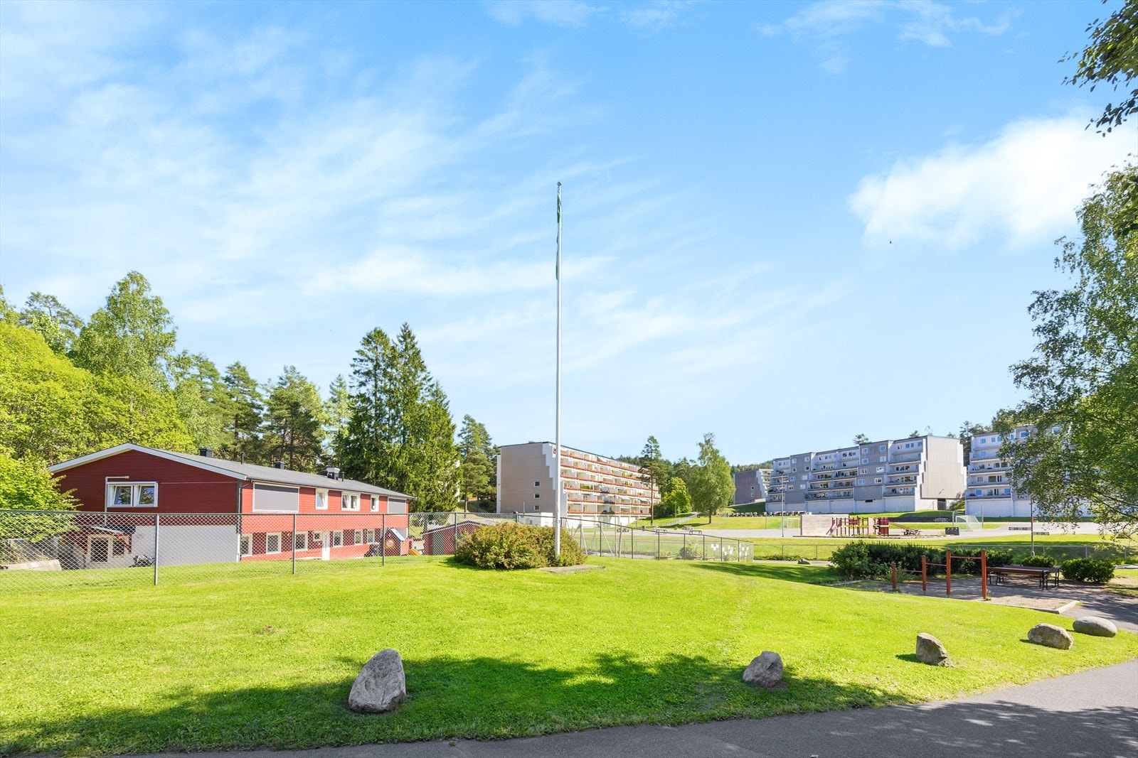 Sameiet er pent opparbeidet med grøntarealer, og her ifra er det gåavstand til Vestli skole og flere barnehager. Galleribilde