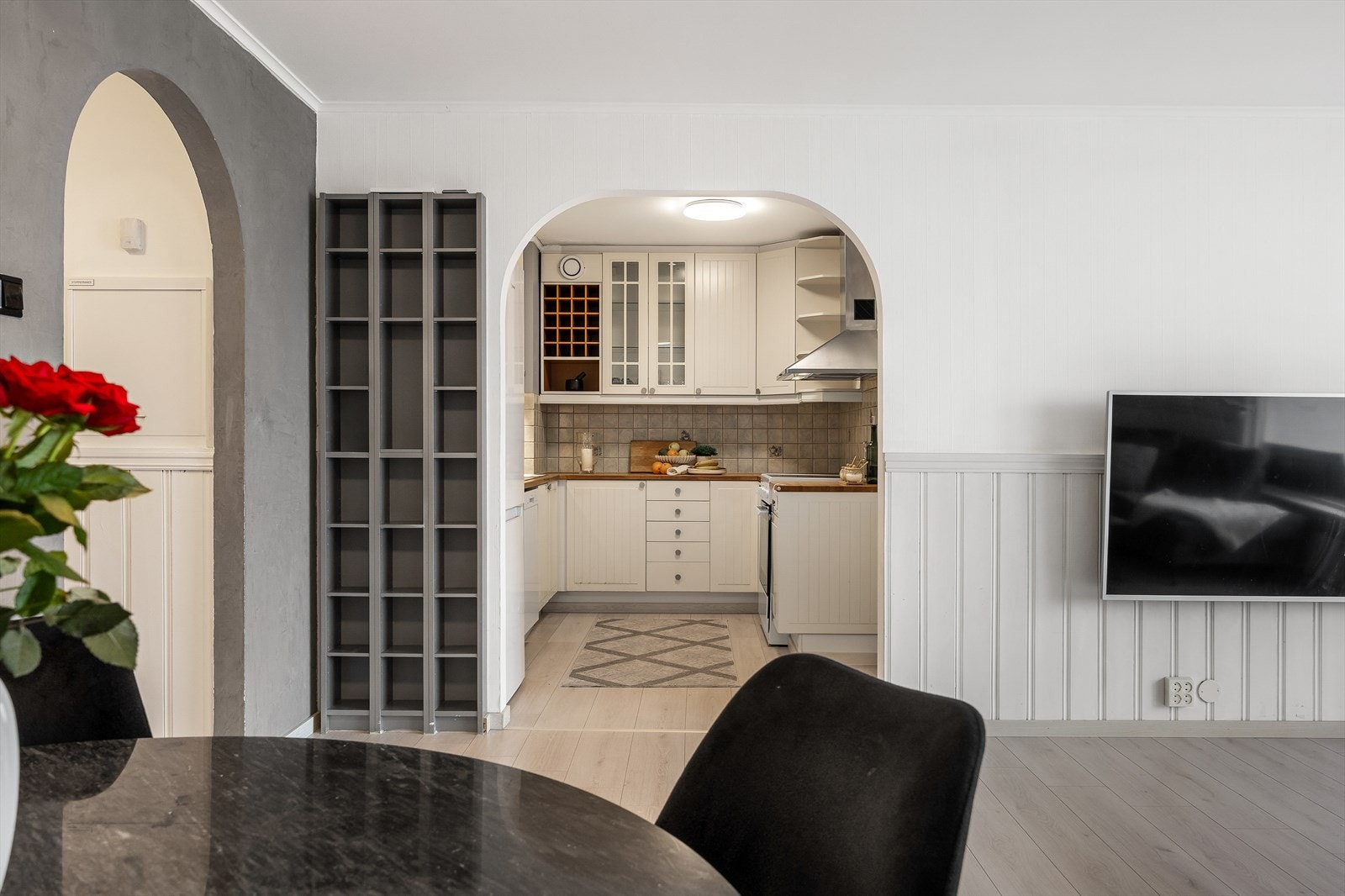 Kjøkkenet er praktisk plassert med enkel adkomst fra både entré og stue. Galleribilde