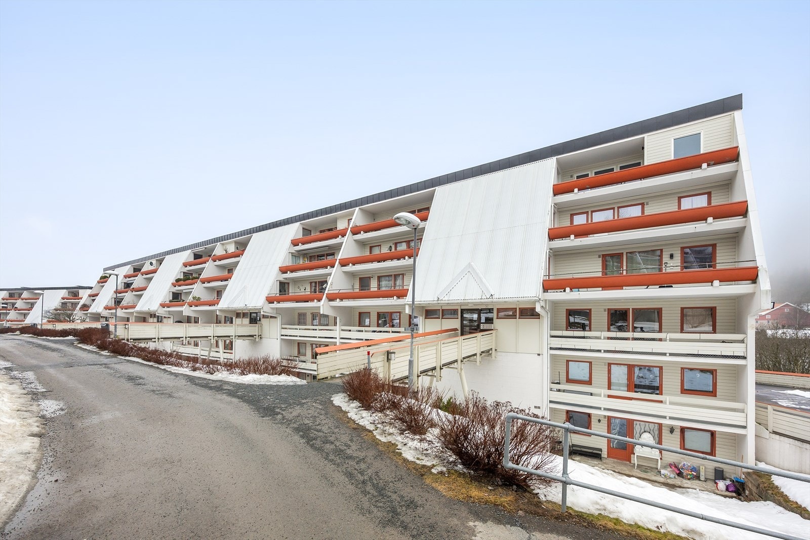 Leiligheten ligger høyt og fritt i et veletablert og familievennlig område på Vestli. Galleribilde