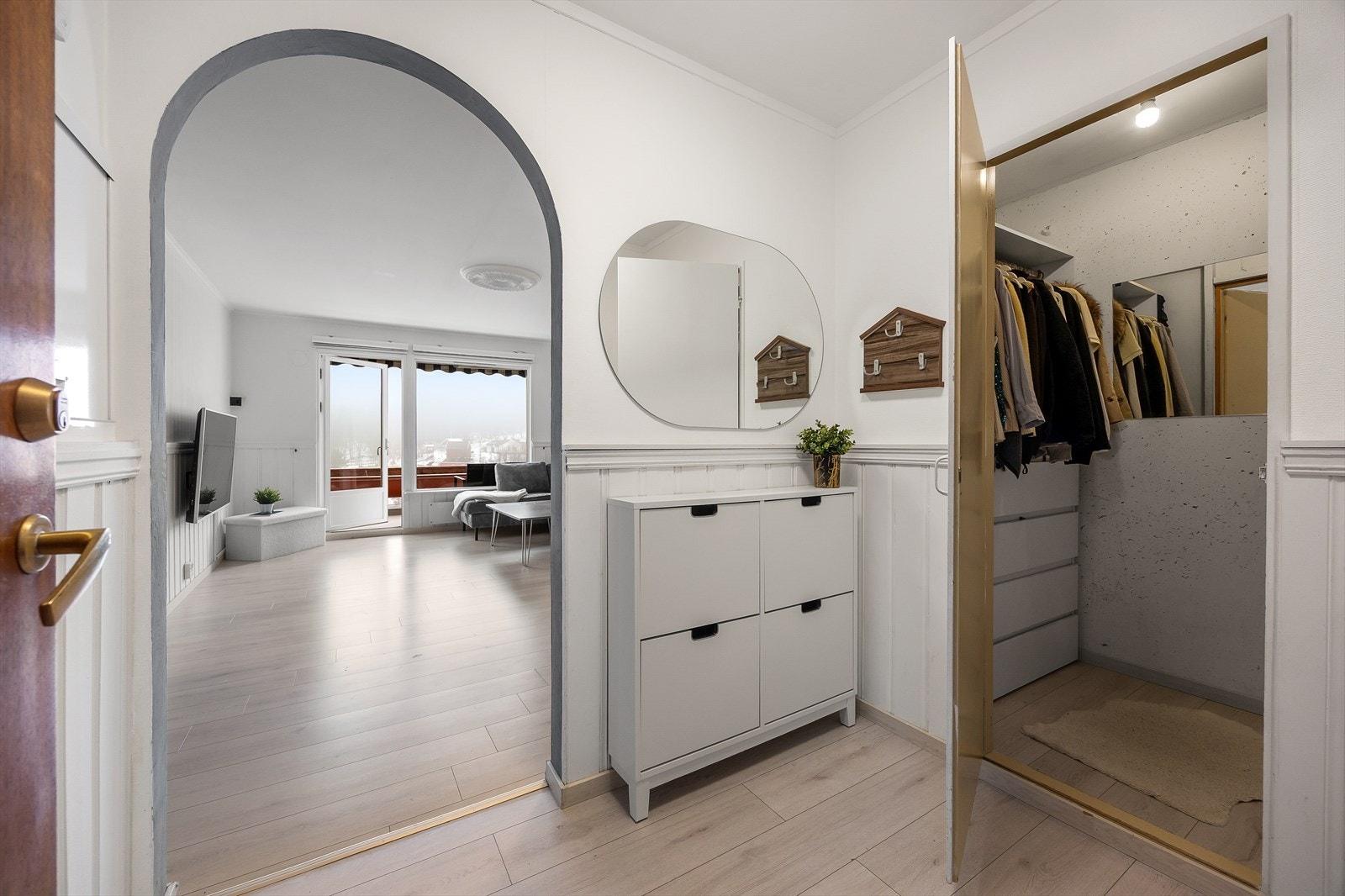 Velkommen inn i en innbydende entré som gir et godt førsteinntrykk av boligen. Galleribilde