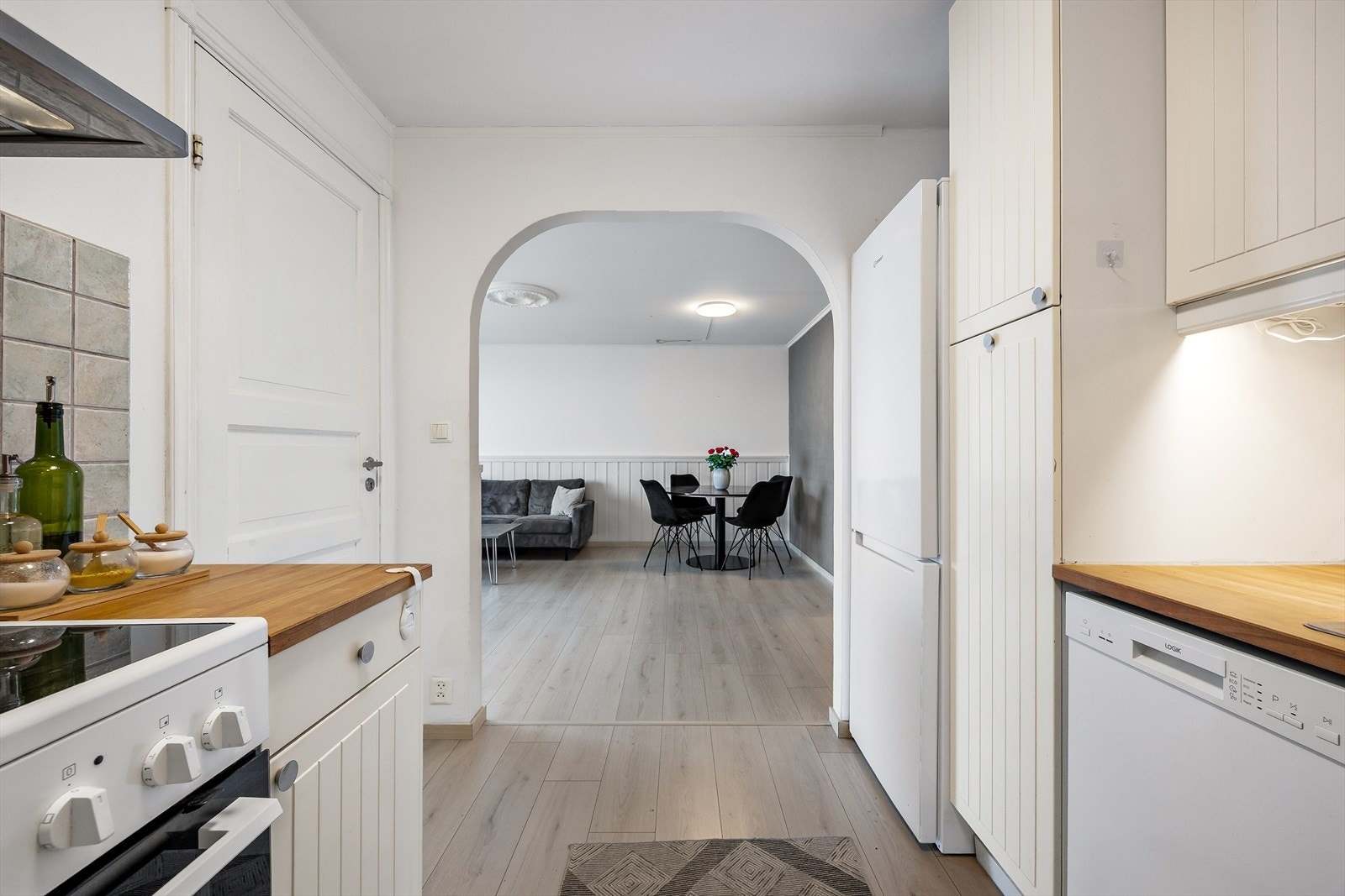 Fra kjøkkenet er det en åpen buegang inn mot stuen. Galleribilde