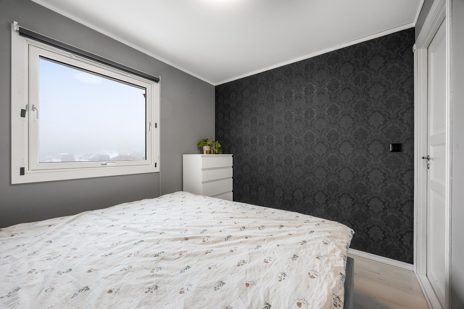 Soverommet har god plass til dobbeltseng og oppbevaringsmøbler. Galleribilde