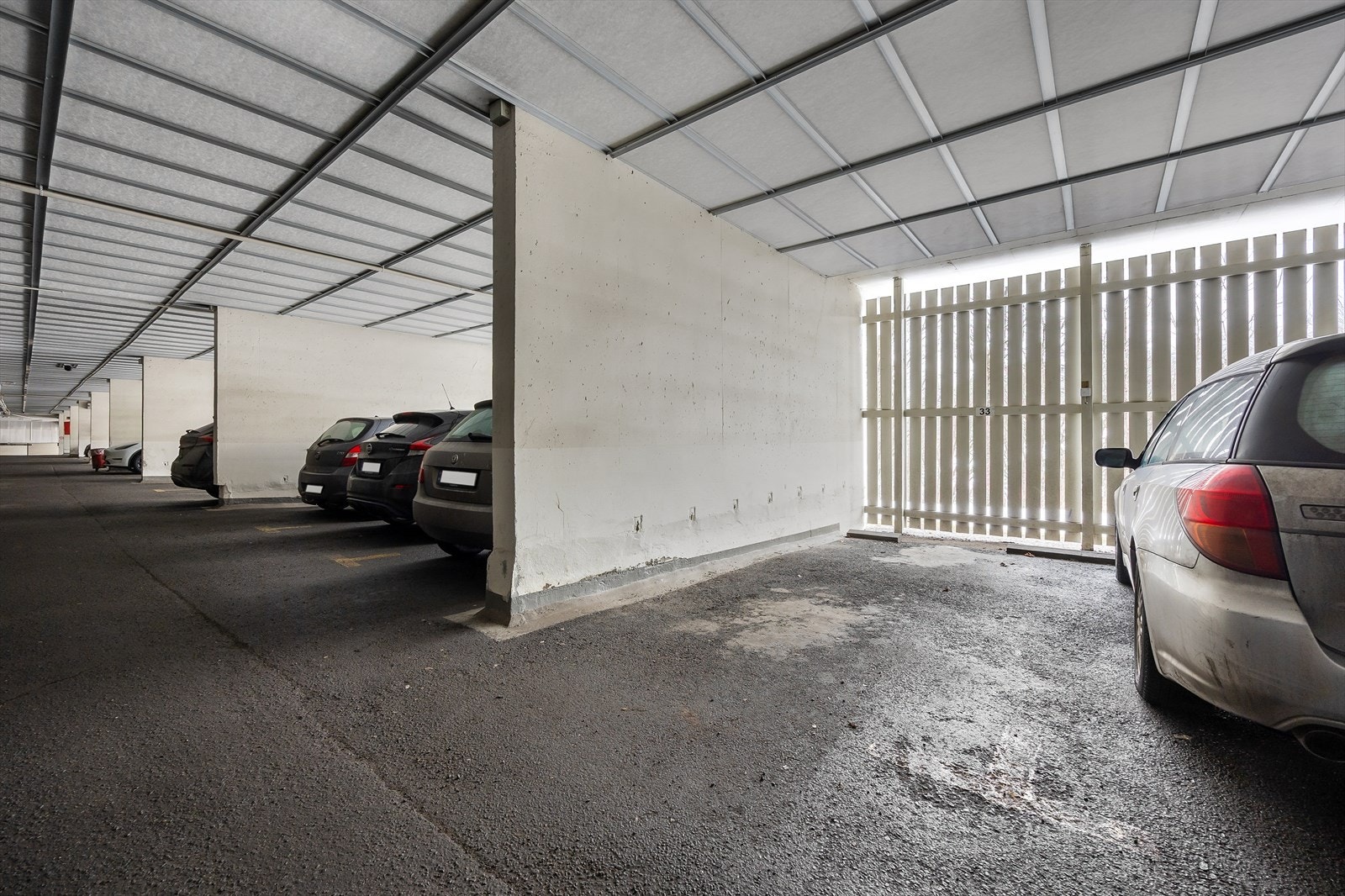 Det medfølger én parkeringsplass i felles garasjeanlegg i kjelleren. Galleribilde