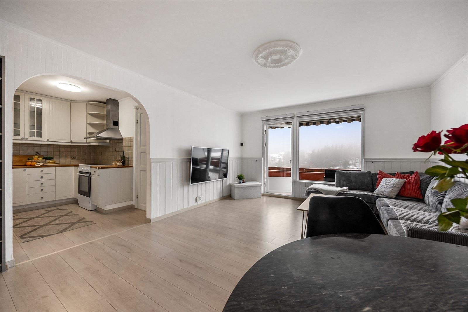 Den åpne løsningen mellom rommene gir en god romfølelse og flyt i leiligheten. Galleribilde