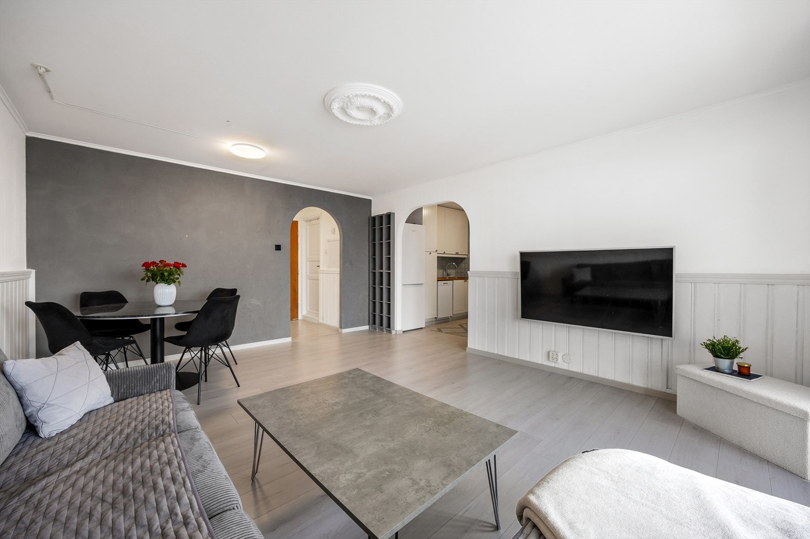 Rommet har en unik karakter med detaljer som rosett, kontrastvegg og brystpanel. Galleribilde