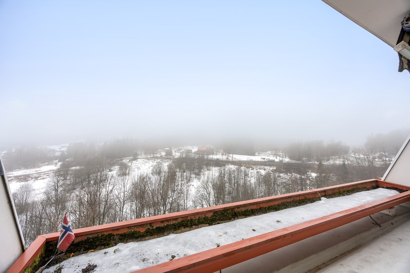 Balkongen har integrerte blomsterkasser for beplantning. Galleribilde