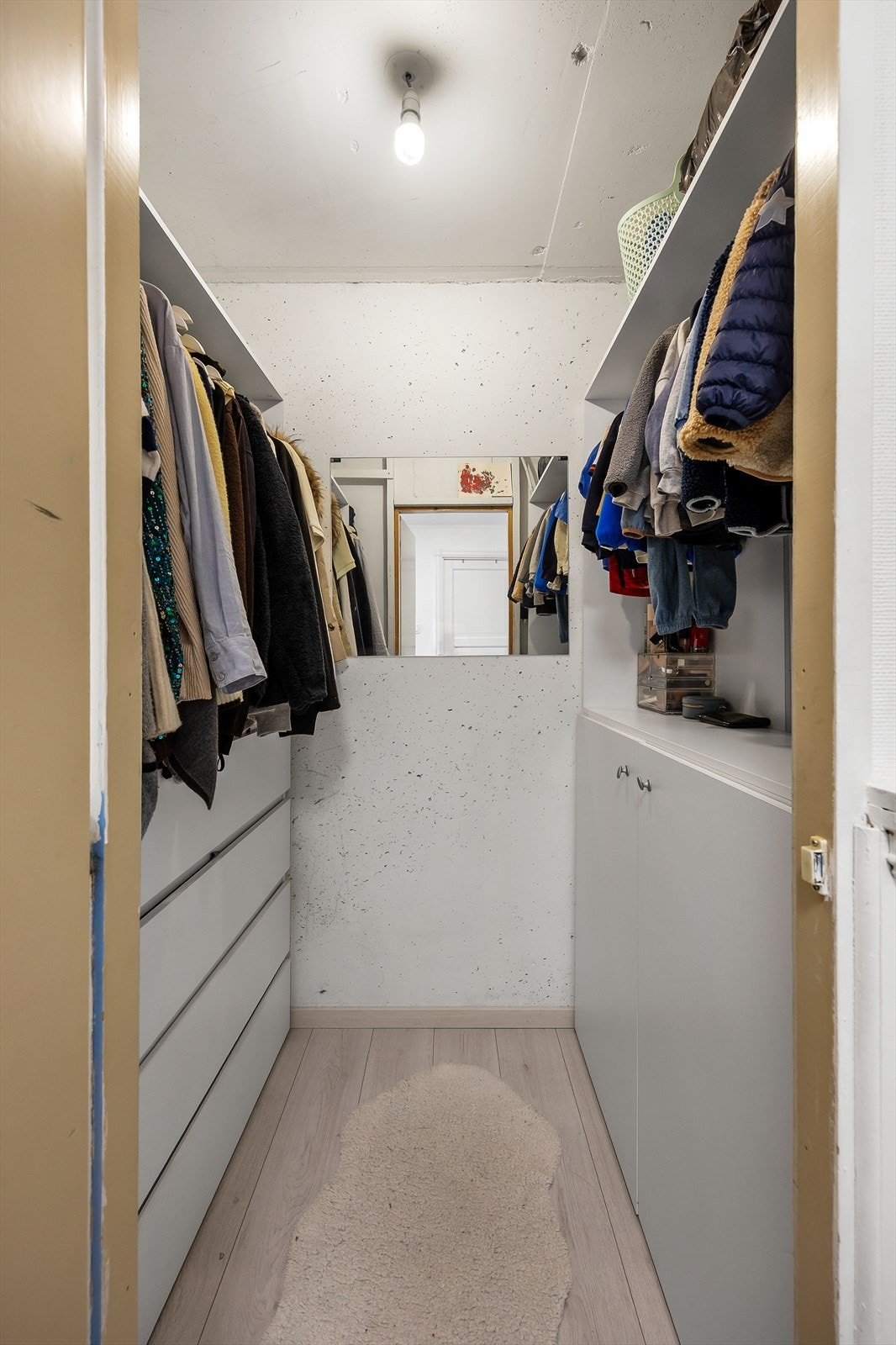 Den interne boden er innredet med hyller og skuffer for optimal utnyttelse. Galleribilde