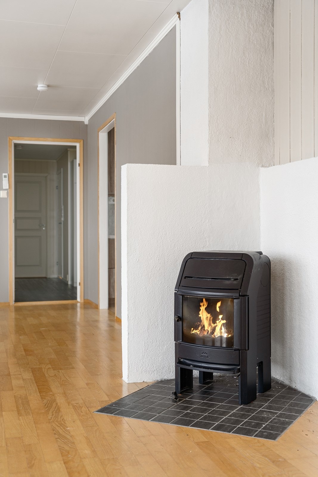 Peisen skaper et naturlig samlingspunkt og gir ekstra varme og trivsel på kjølige dager. Galleribilde