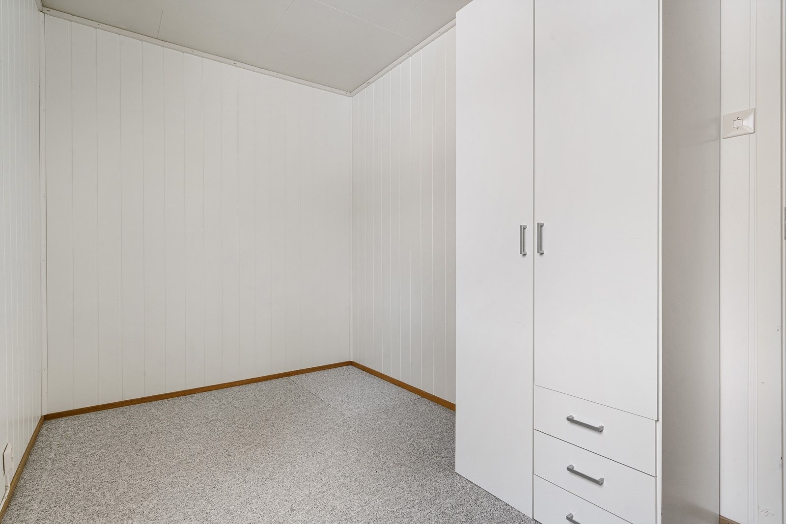 Lyst soverom med plass til seng og garderobe. Galleribilde