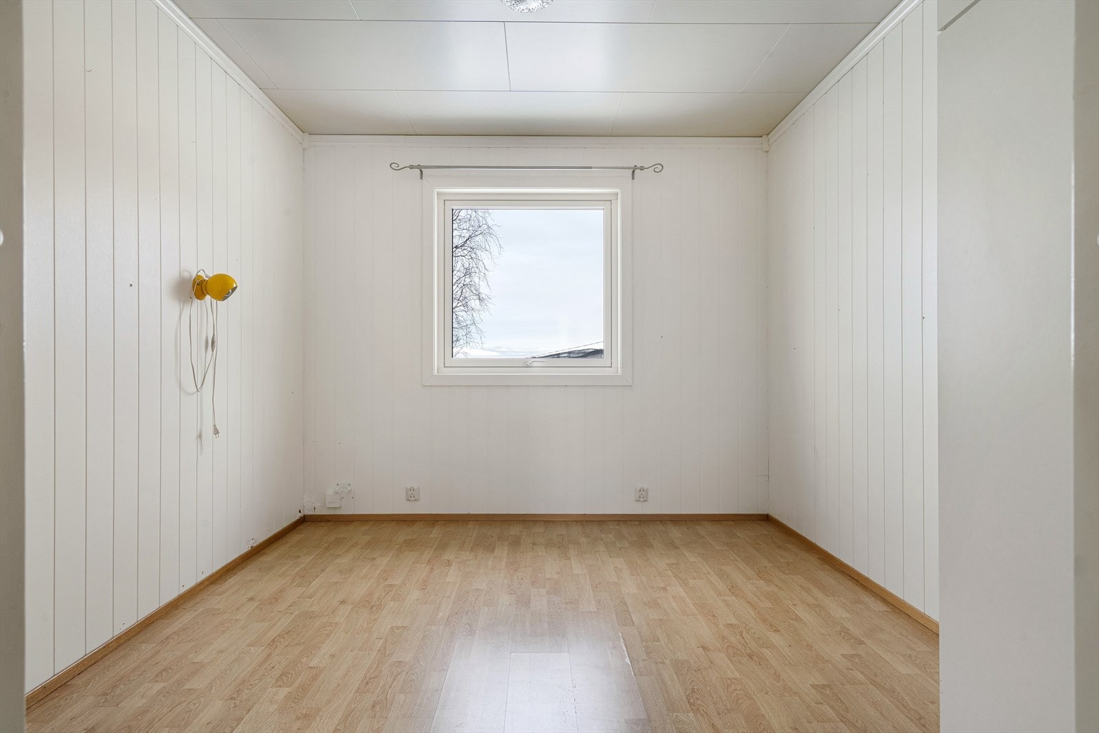 Lyst og trivelig soverom med gode møbleringsmuligheter _ perfekt som barnerom eller gjesterom. Galleribilde