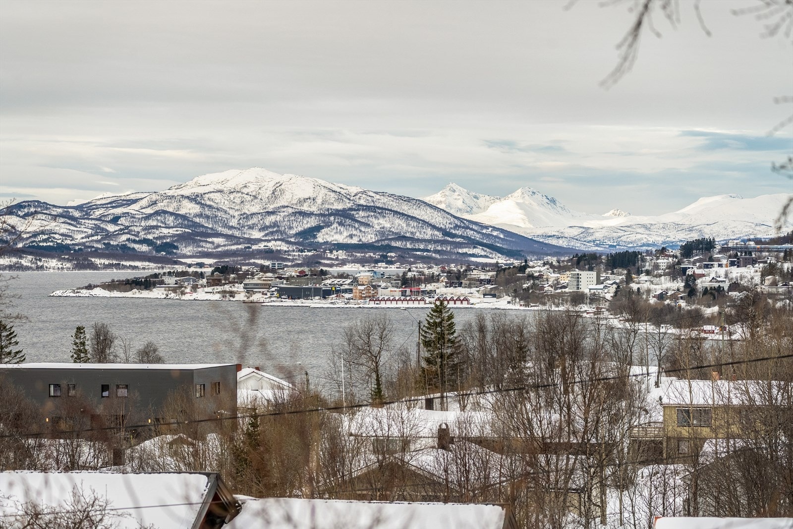 Nydelig utsyn mot sjø og nærområde _ et perfekt sted å trekke frisk luft og nyte omgivelsene. Galleribilde