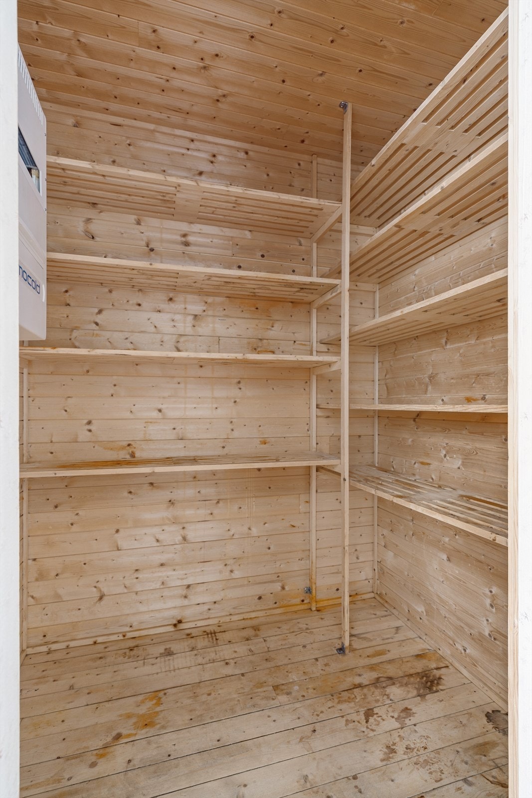 Praktisk kjølerom med hyllesystem _ ideelt for lagring av matvarer, drikke og sesongvarer. Galleribilde