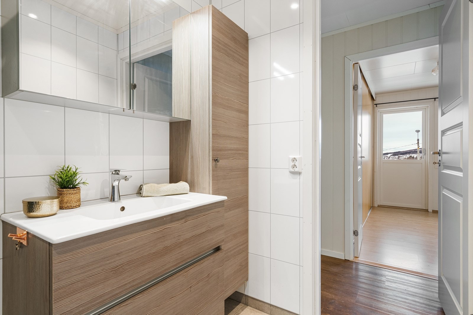 Romslig og funksjonelt bad med gode oppbevaringsløsninger og moderne innredning. Galleribilde