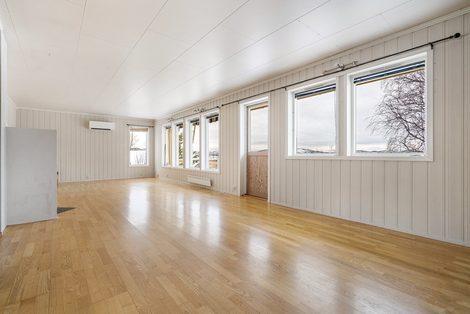 Fra stuen er det utgang til romslig terrasse som utvider oppholdsarealet og gir fine muligheter for utemøbler og avslapning. Galleribilde