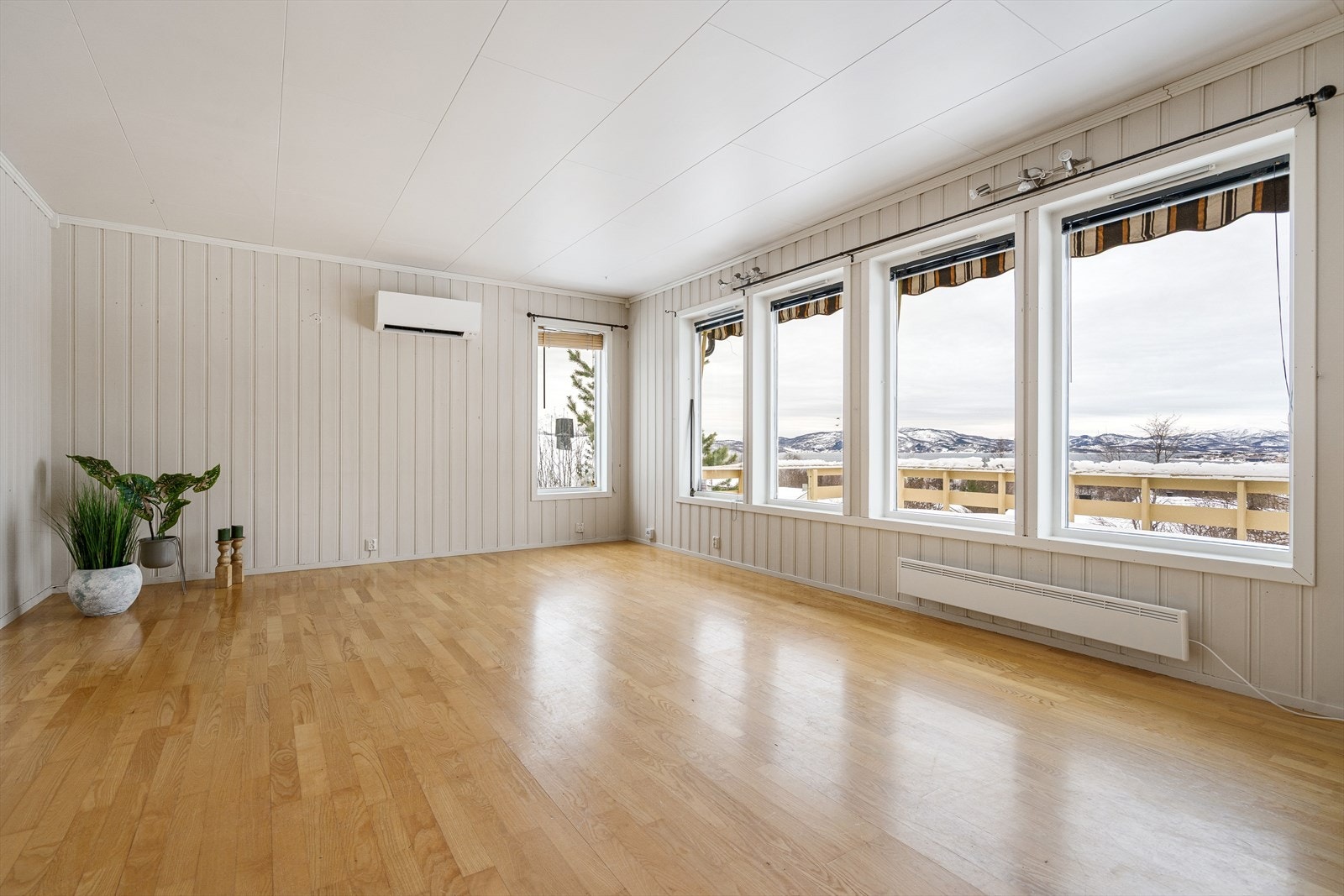 Store vindusflater slipper inn rikelig med naturlig lys og gir en åpen og behagelig atmosfære. Galleribilde