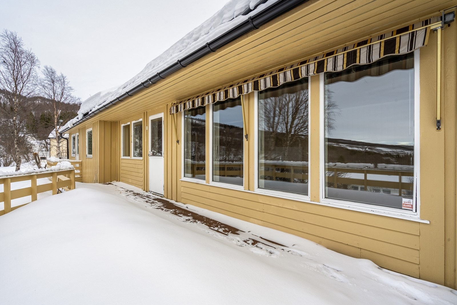 Romslig terrasse med god plass til utemøbler. Galleribilde