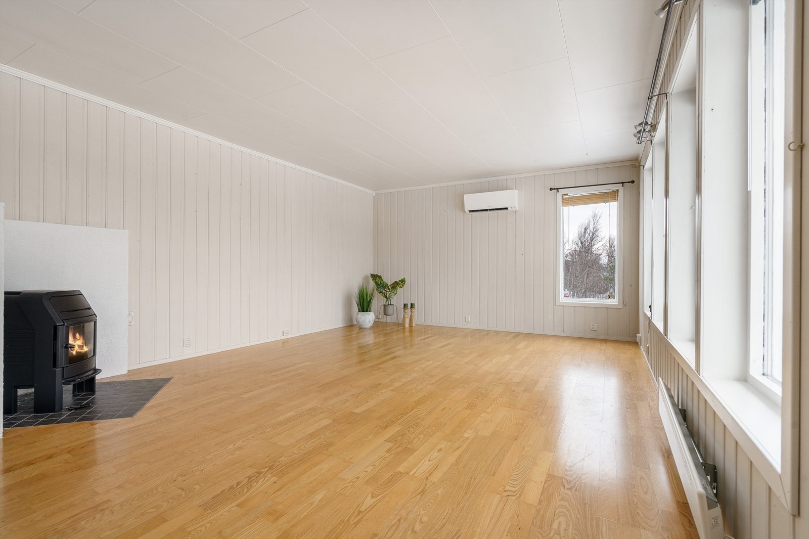 Stor og luftig stue med plass til romslig sofagruppe og hyggelig samvær. Galleribilde